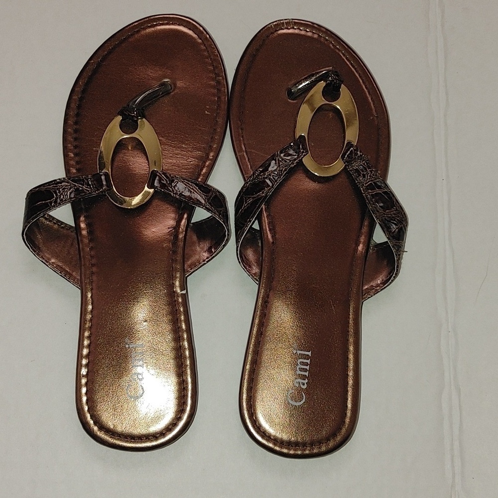 NWOT Cami Gold and Metallic brown thong Flat Sandal Size 6
